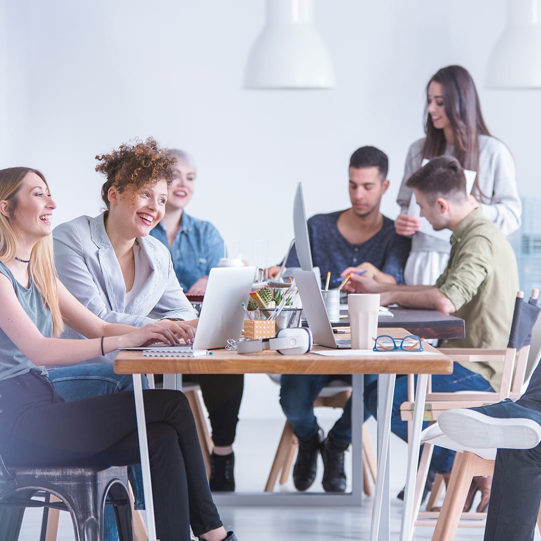 Equipa a trabalhar em conjunto num espaço luminoso