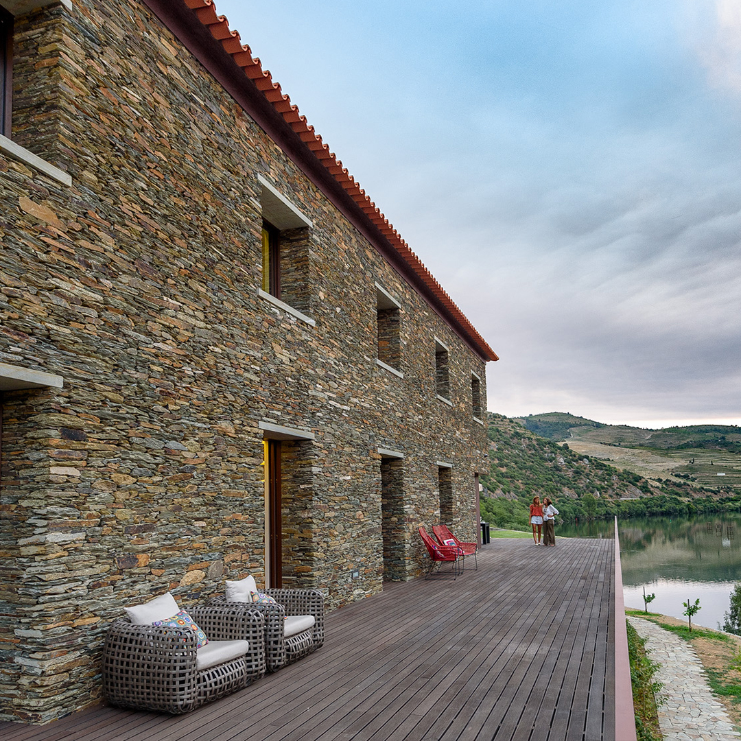 Casa do Rolapipas — exterior de xisto e deck sobre o rio Douro